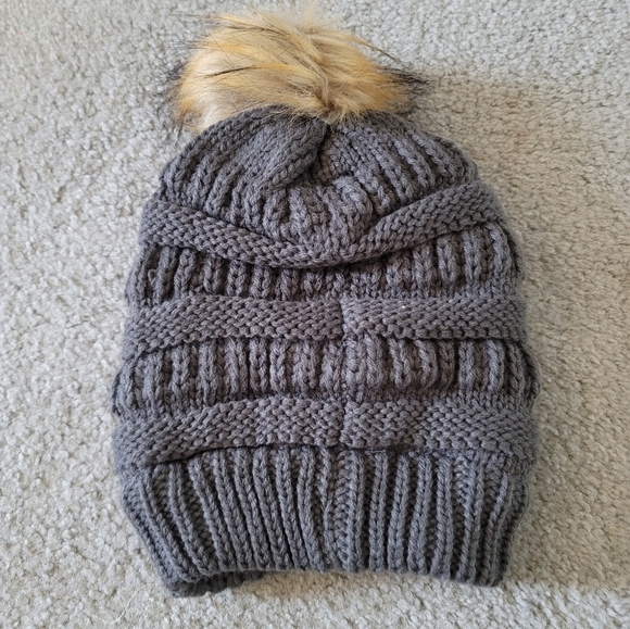 Womens Winter Handcrafted Knit Beanie Hat Cap Headgear Faux Fur Pom Pom Gray NEW - Picture 3 of 10